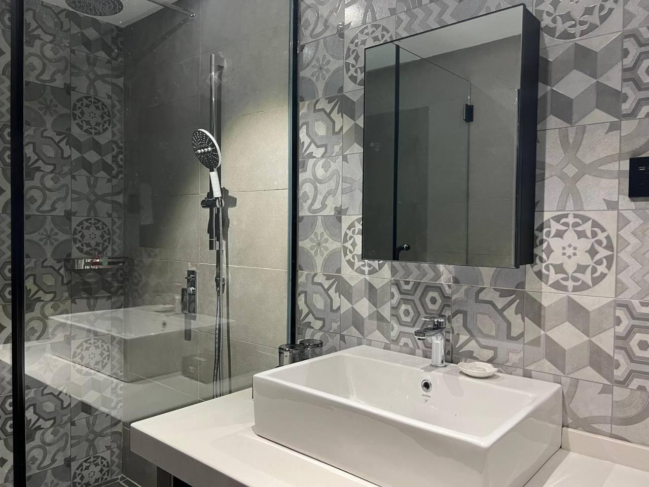 All In Hotel Кангар Екстер'єр фото